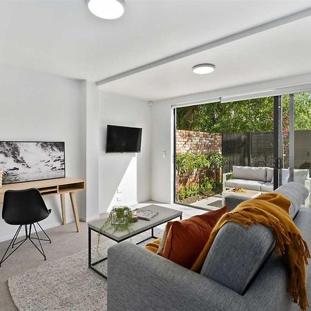 Architectural Urban Diamond Villa Christchurch Exterior photo